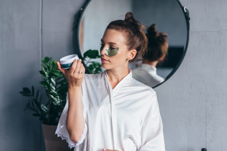 Jak dbać o delikatną skórę pod oczami?