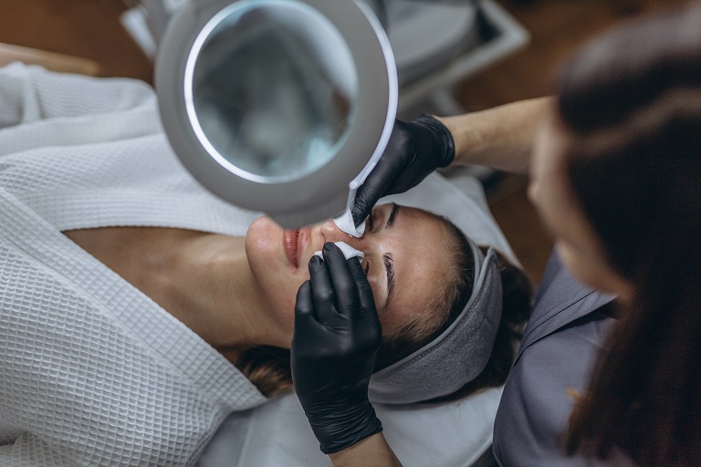 Zabiegi na rozszerzone pory – jakie będą najlepsze?